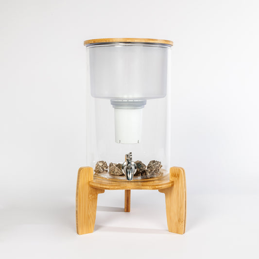 glazen waterfilter met mineraalstenen en rvs kraan, op bamboe onderstel