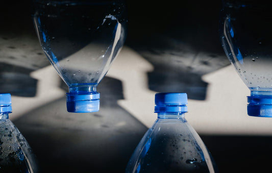 Flessenwater of gefilterd water: welke keuze is écht duurzamer?