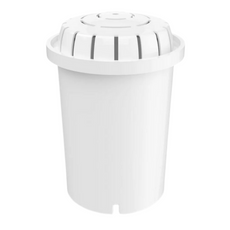Witte waterfilter cartridge met geventileerde bovenkant. Compact cilindervormig filterelement voor waterfiltratie in een glazen waterfilter.