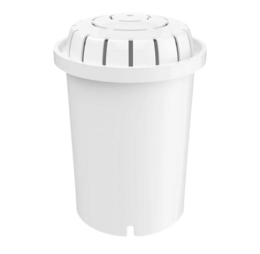 Witte waterfilter cartridge met geventileerde bovenkant. Compact cilindervormig filterelement voor waterfiltratie in een glazen waterfilter.