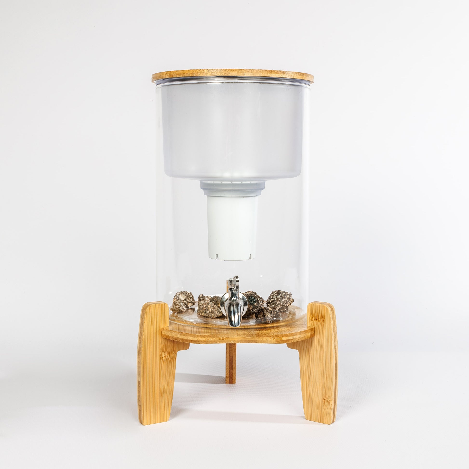 glazen waterfilter met mineraalstenen en rvs kraan, op bamboe onderstel