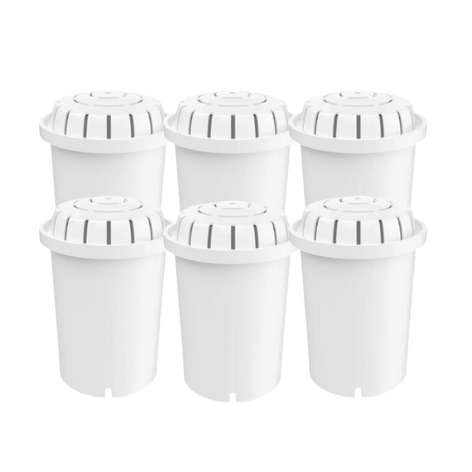 Zes witte waterfilter cartridges naast elkaar. Set reservefilters voor een glazen waterfilter. Genoeg filters voor ongeveer één jaar gebruik.